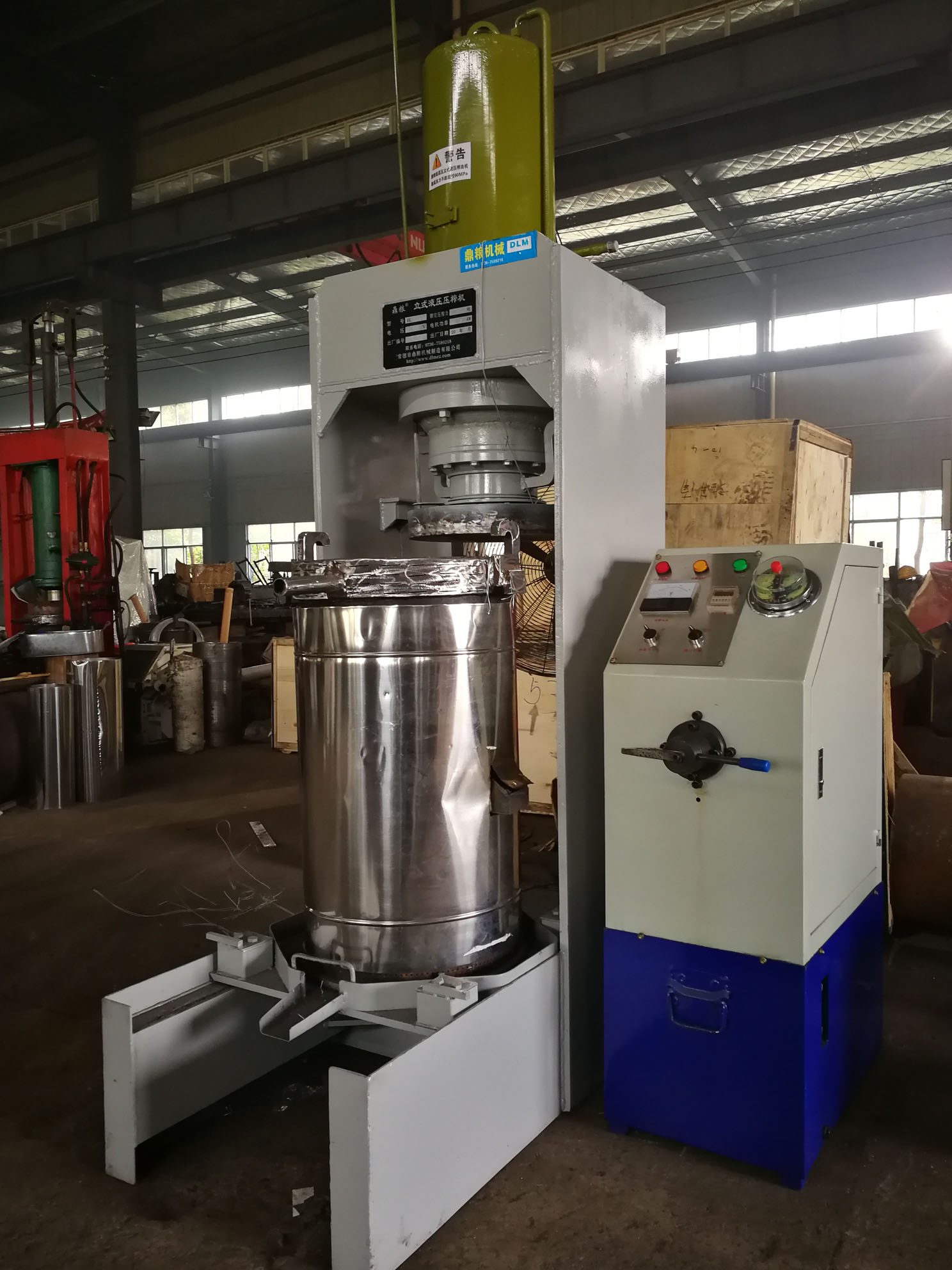 不銹鋼超高壓立式液壓壓榨機(jī)，果汁壓榨機(jī)，果渣壓榨機(jī)，藥材壓榨，油渣處理，白土壓榨